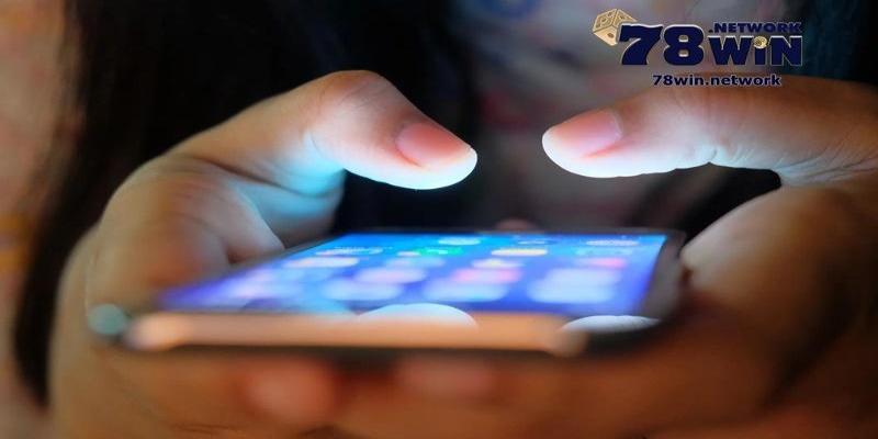 Sảnh DB của 78win sở hữu giao diện chuyên nghiệp, sang chảnh a person using a cell phone